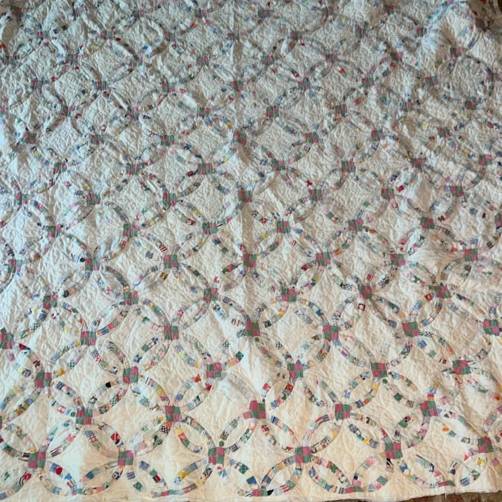 Gorgeous Antique wedding ring quilt 70” x 76”